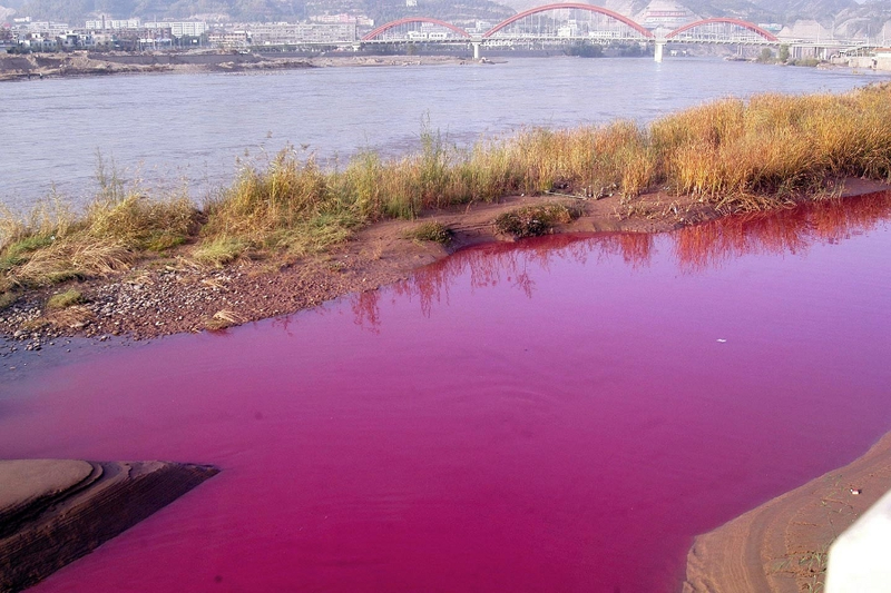 Illustration for article titled Absolutely Stunning Examples Of Lakes And Rivers With Unearthly Colors